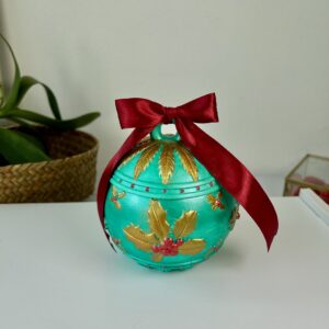 Bougie en forme de boule de Noël fabriquée à la main