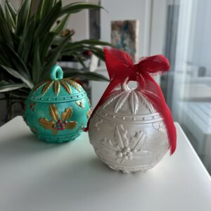 Bougie en forme de boule de Noël fabriquée à la main