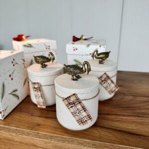 Anatra & Design: Candela Artigianale in Vaso Jesmonite con Scatola Regalo