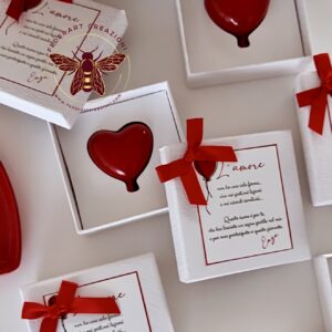Il Cuore che Vola: bomboniera calamita in gesso dipinta a mano