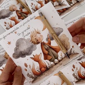 Cartoncino personalizzato con biro in legno incisa – Un piccolo regalo, un grande significato