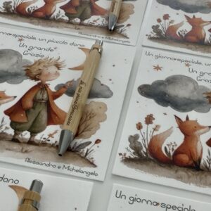 Cartoncino personalizzato con biro in legno incisa – Un piccolo regalo, un grande significato